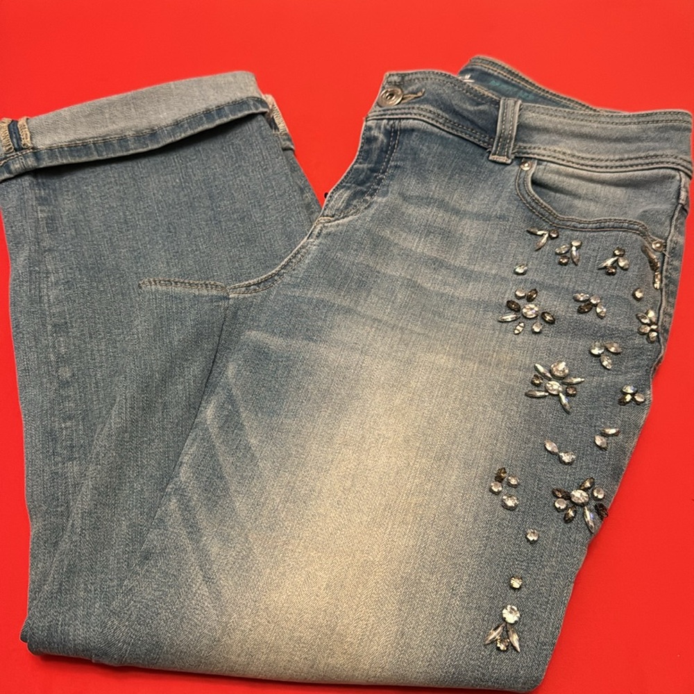 Excellent condition women’s embellished skinny leg curvy fit crop jeans by INC